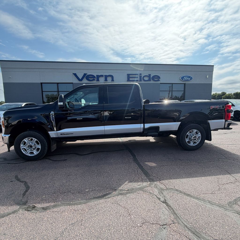  2025 Ford F-350 Super Duty XLT Crew Cab 4WD   