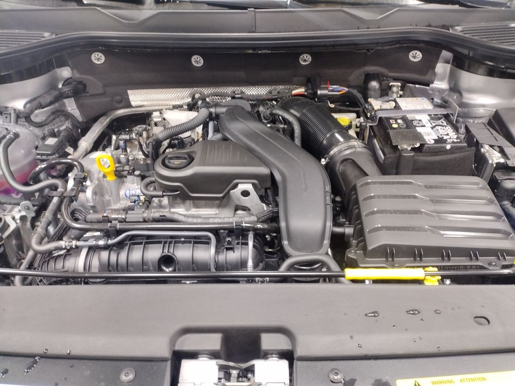 2025 Volkswagen Taos SE photo 3