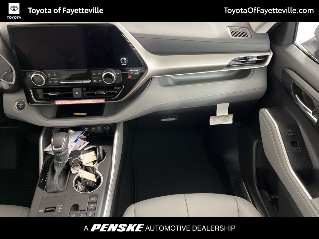 2025 Toyota Highlander XLE 23