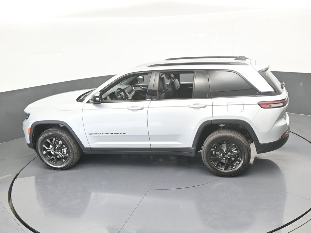 New 2025 Silver Zynith Jeep Altitude X image 42