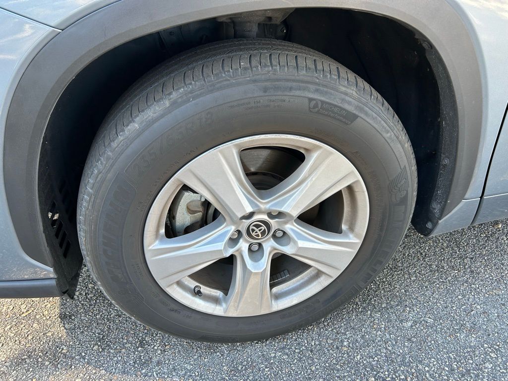 Thumbnail: 2023 Toyota Highlander - 9