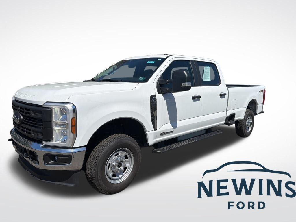 Oxford White 2026 Ford F-250 Super Duty XL Crew Cab 4WD Pickup Truck Four-Wheel Drive Automatic