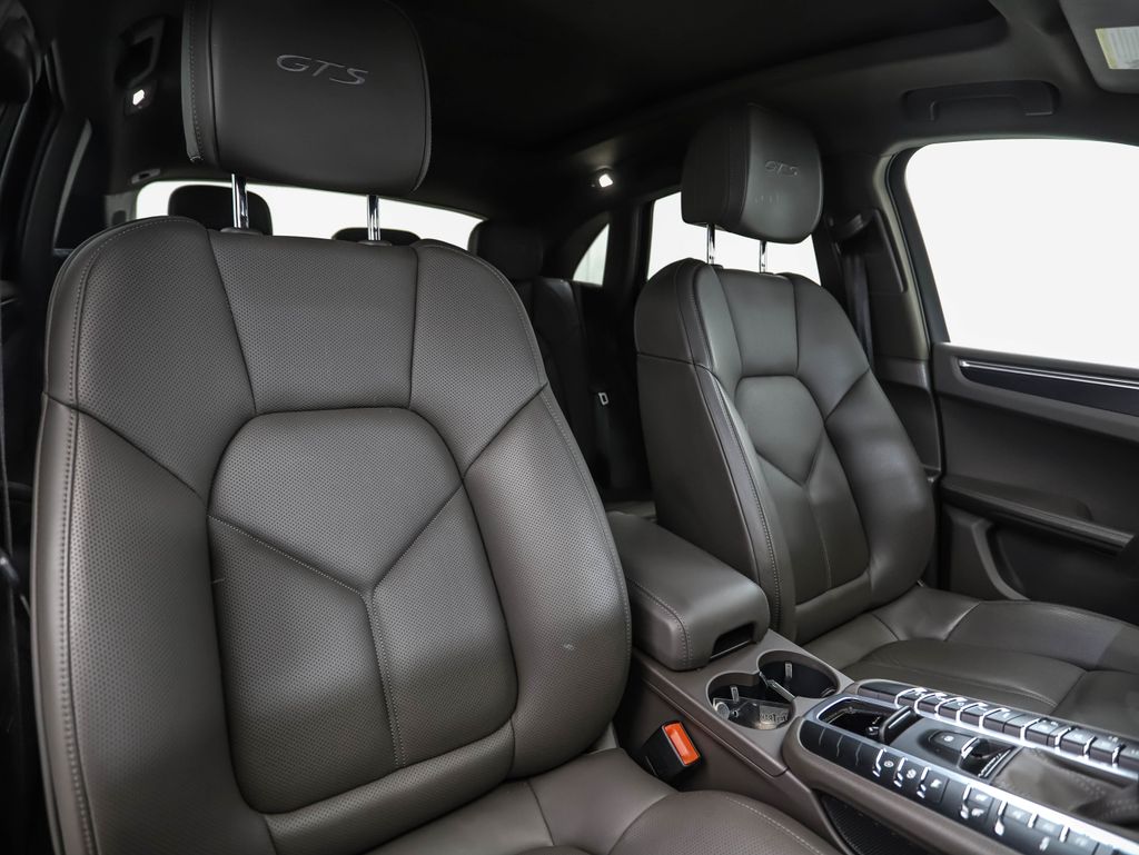 Thumbnail: 2021 Porsche Macan - 31