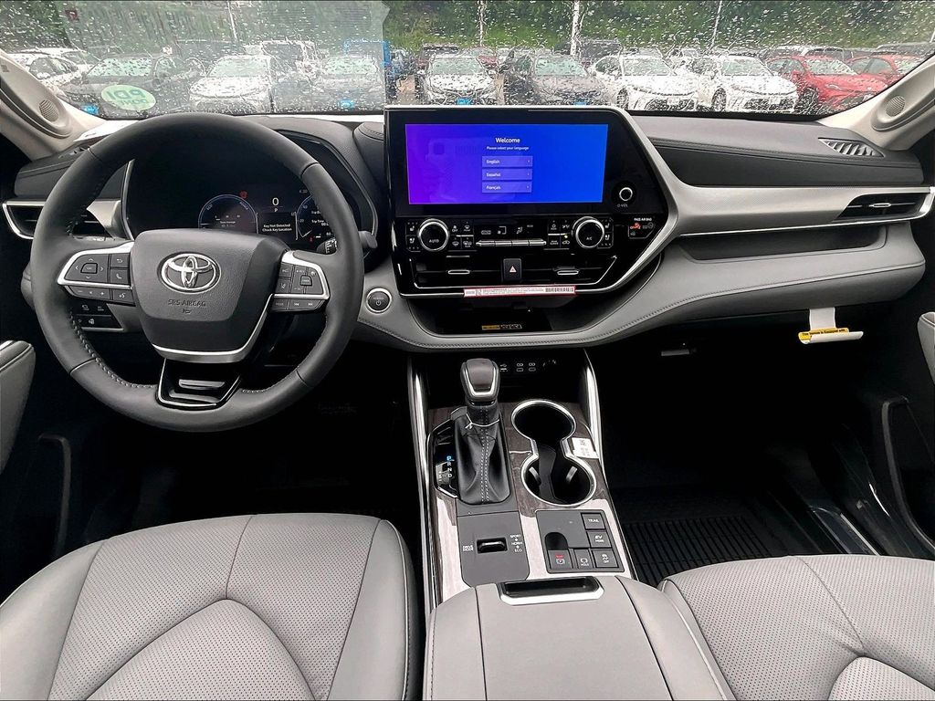 2026 Toyota Highlander Hybrid — photo 11