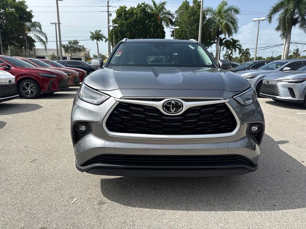 Used 2025  Toyota XLE image 7