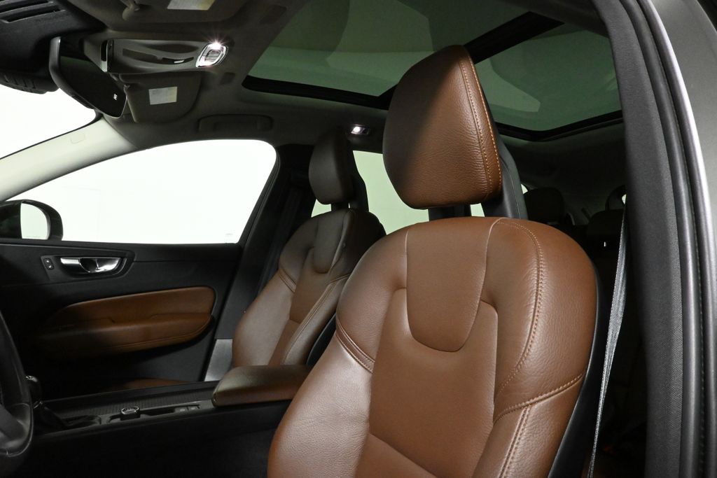 Thumbnail: 2018 Volvo XC60 - 16