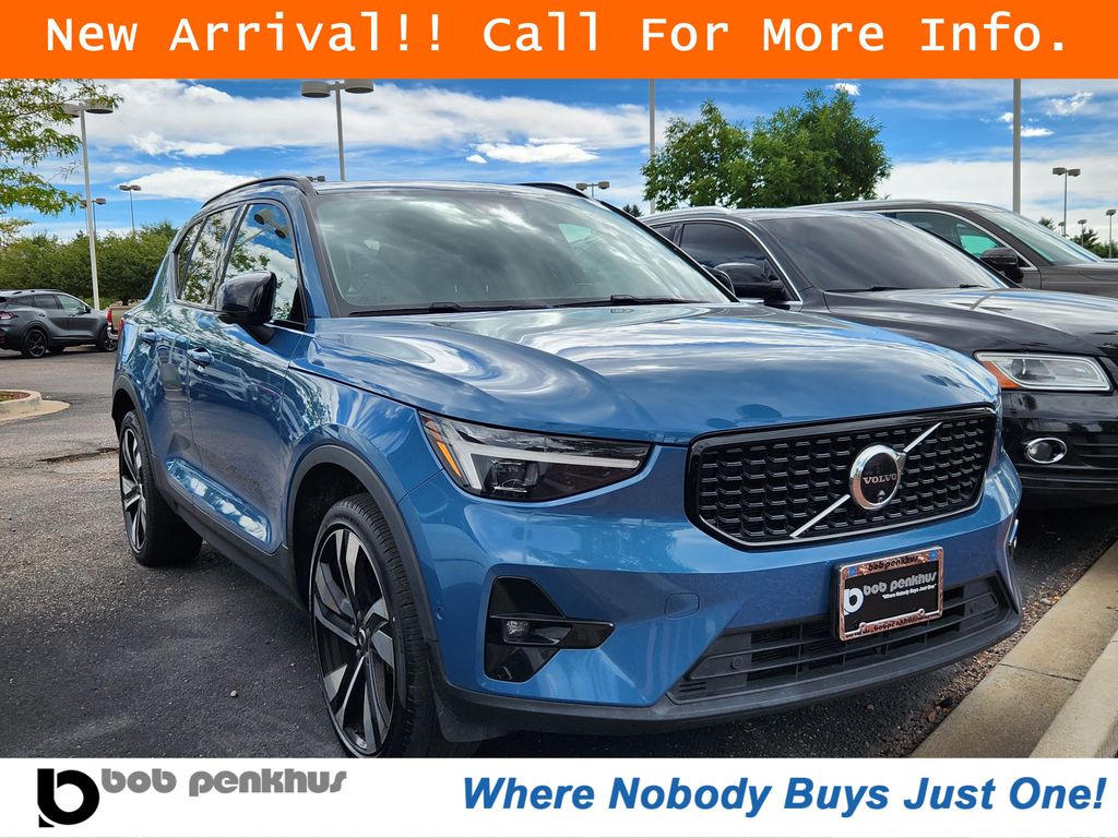 2024 Volvo XC40 B5 Plus Dark Theme