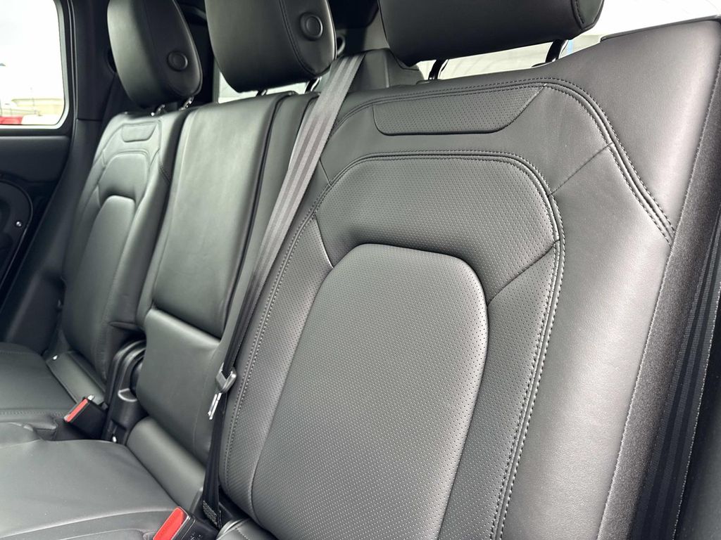 New 2026 Black Land Rover X-Dynamic SE image 14