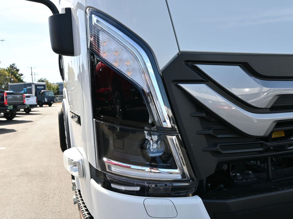 2025 Isuzu NRR 