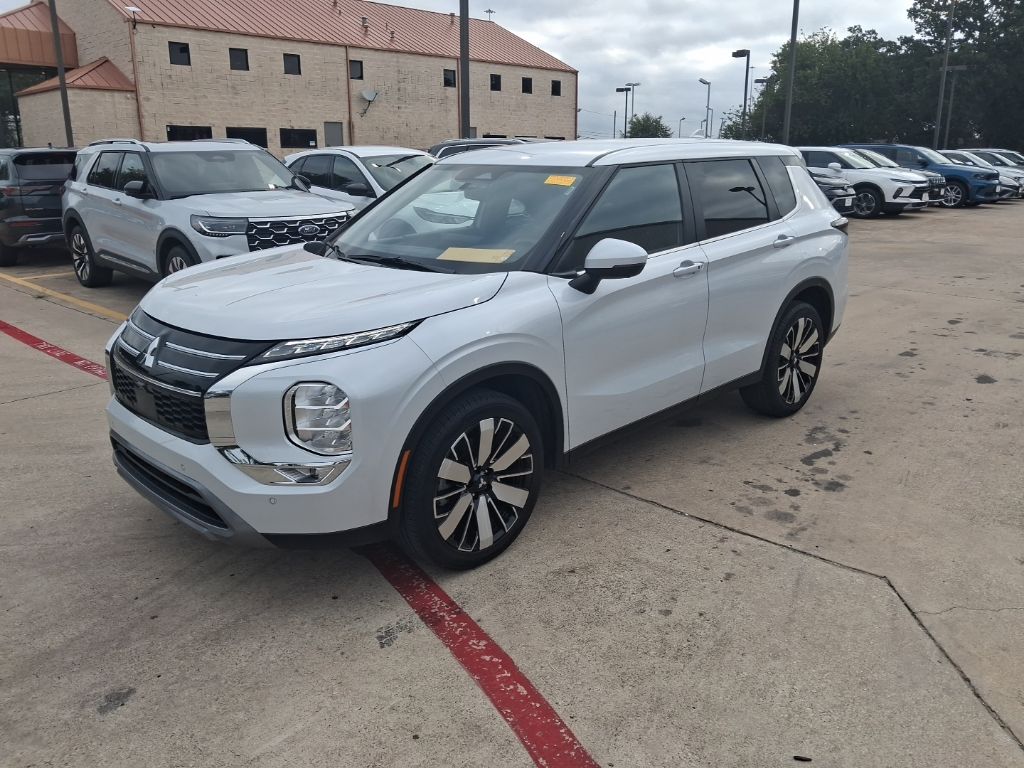 White 2025 Mitsubishi Outlander SE FWD SUV / Crossover Front-Wheel Drive Continuously Variable Transmission