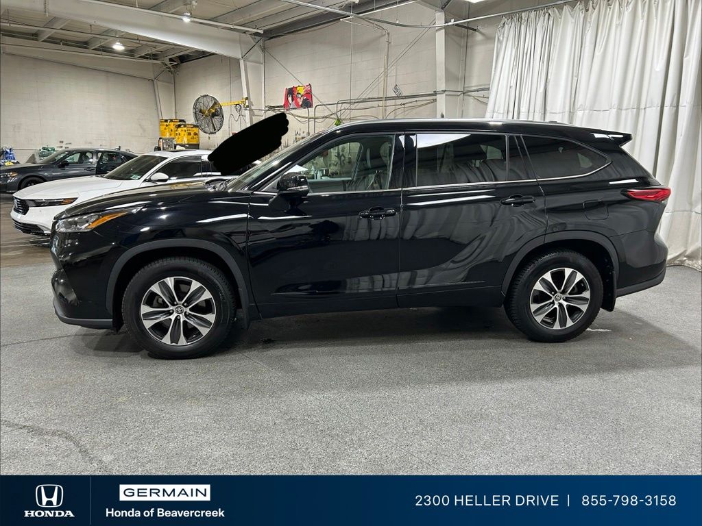 Used 2020 Black Toyota XLE image 5