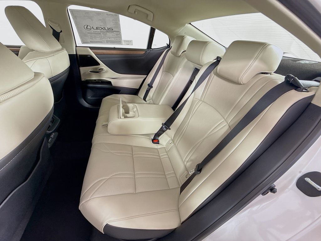 2025 Lexus ES  17