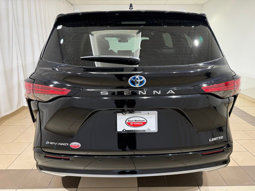 Thumbnail: 2025 Toyota Sienna - 4