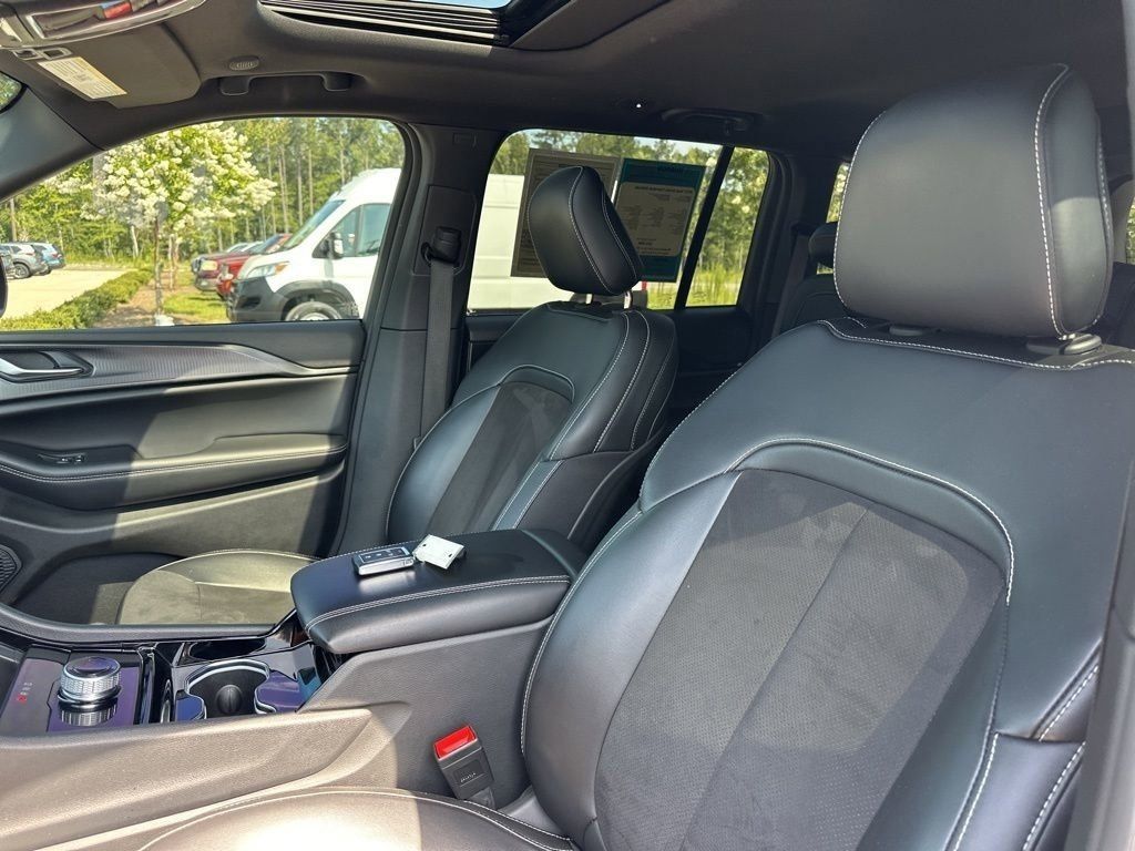 2023 Bright White Clearcoat Jeep Grand Cherokee Altitude RWD SUV