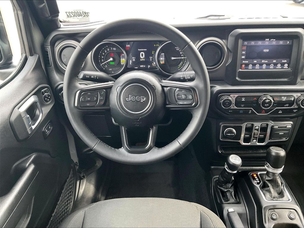 2023 Jeep Wrangler — photo 17