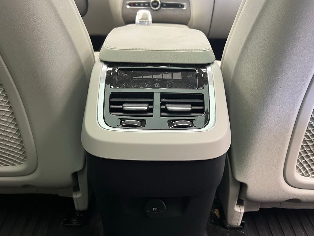 Thumbnail: 2025 Volvo XC90 - 27