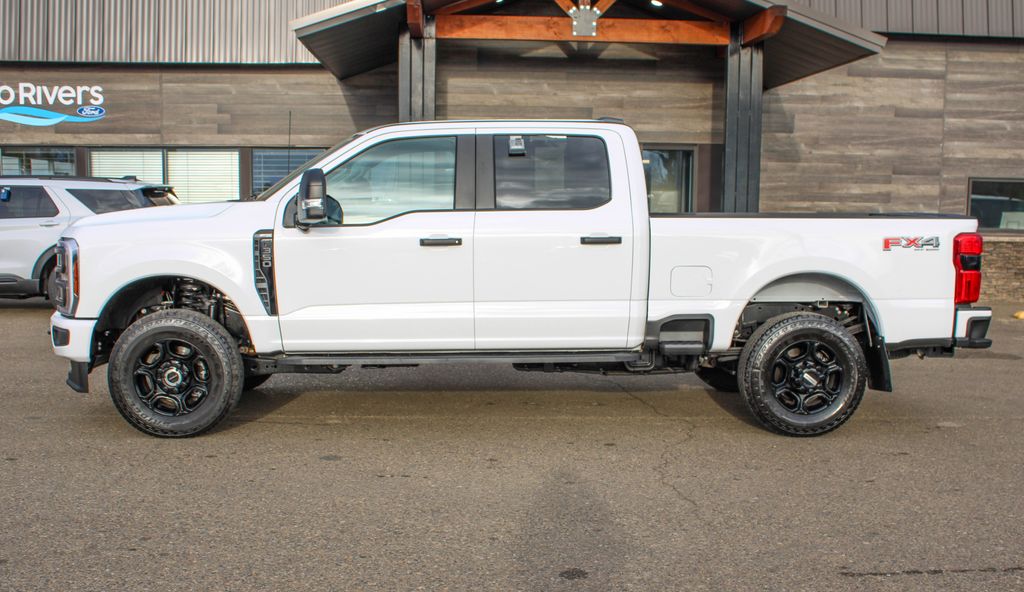 Oxford White 2025 Ford F-350 Super Duty Pickup Truck Four-Wheel Drive Automatic
