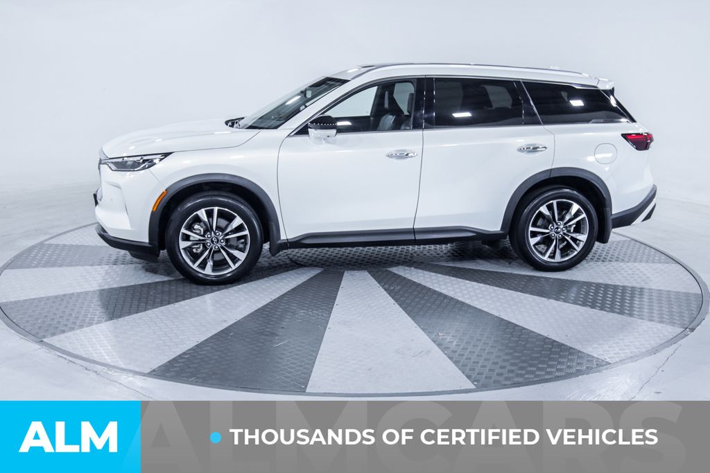 Used 2024 White INFINITI LUXE image 4
