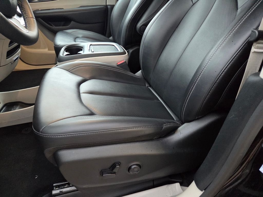 Used 2024 Chrysler Pacifica Van