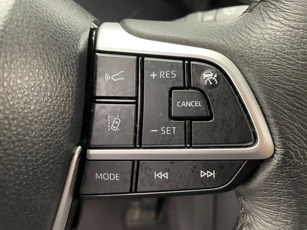 2023 Toyota Sienna XLE 23