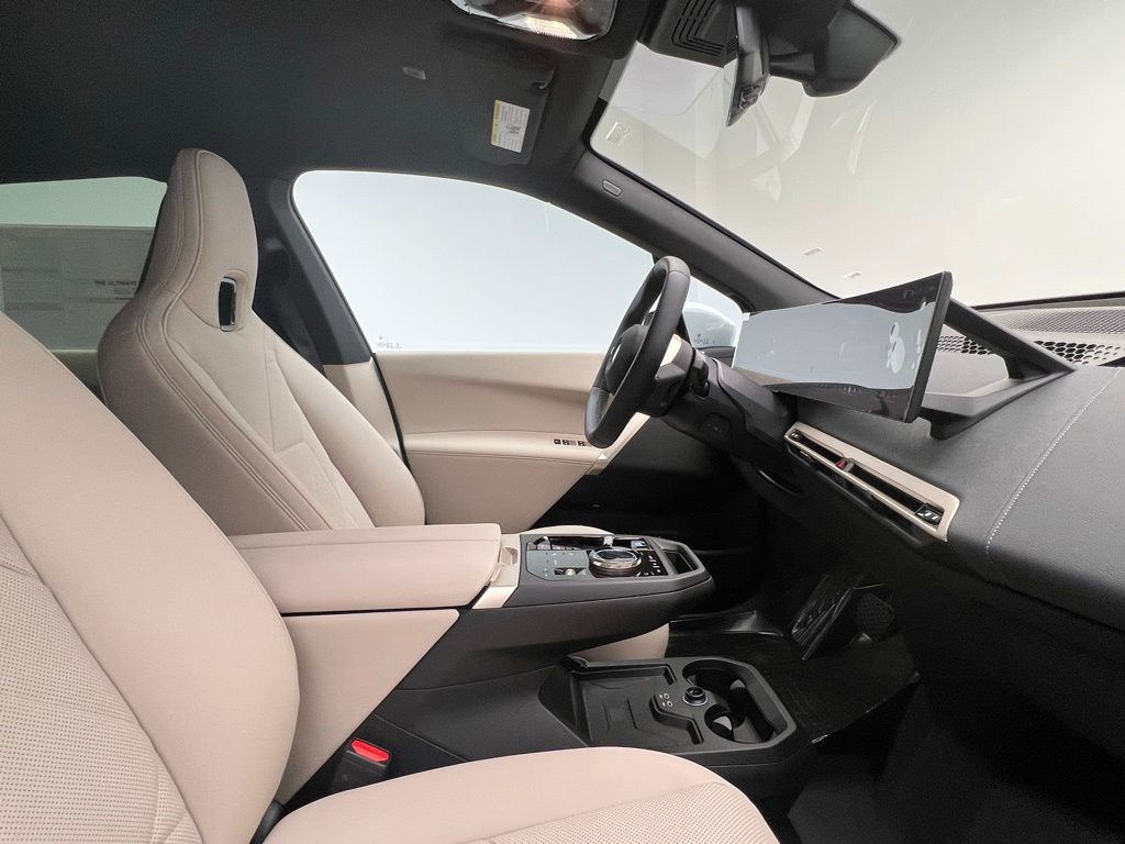 Thumbnail: 2026 BMW iX - 6