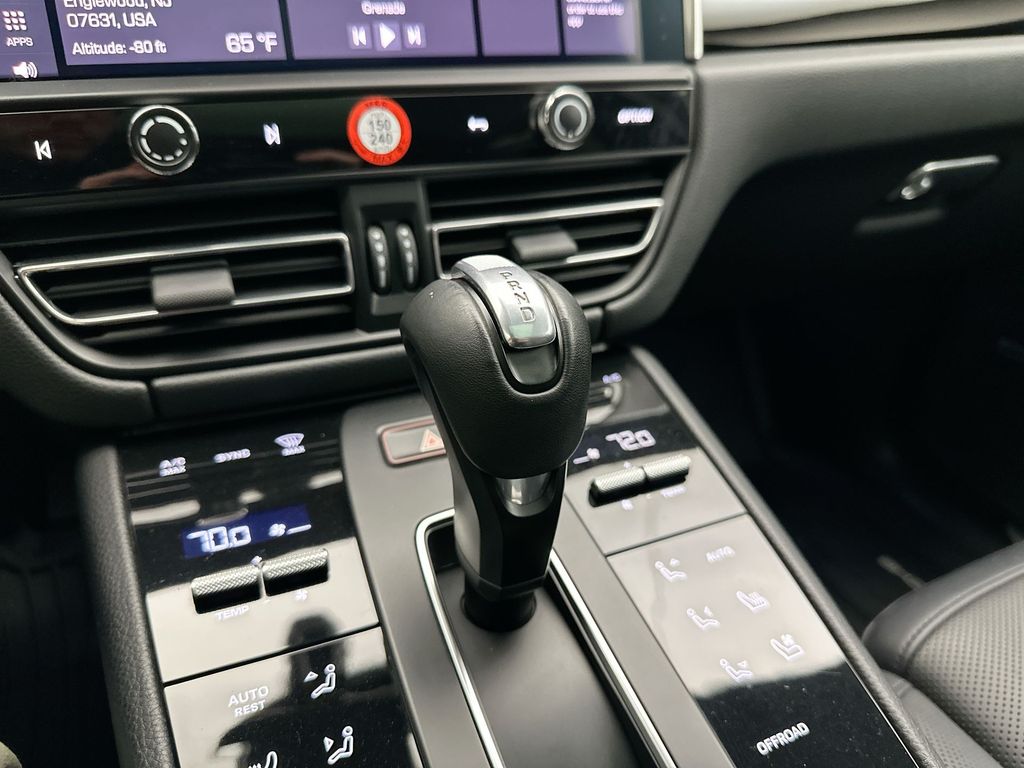 Thumbnail: 2023 Porsche Macan - 24