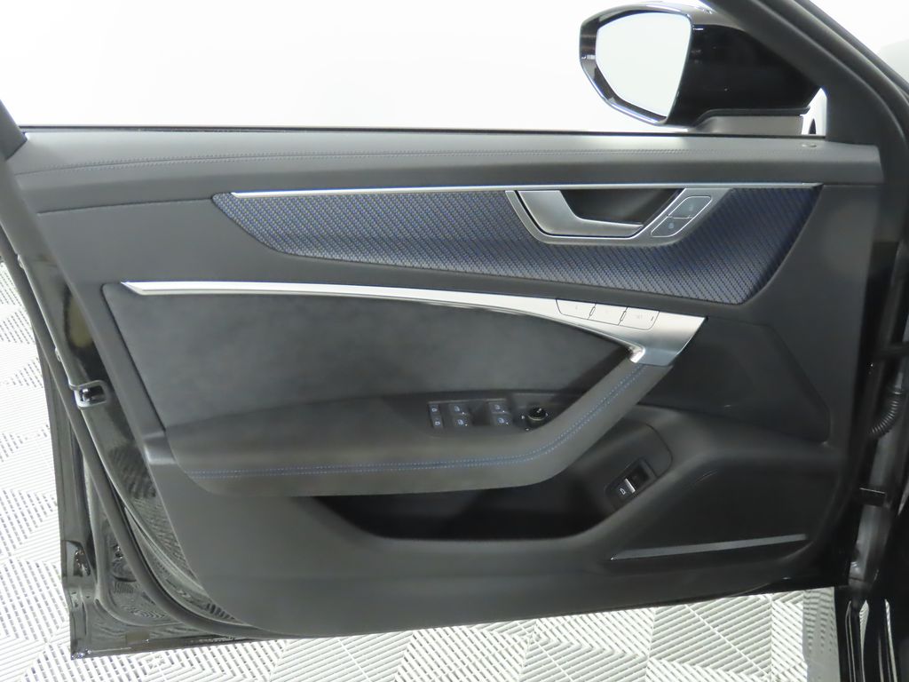 Thumbnail: 2025 Audi RS 6 - 25