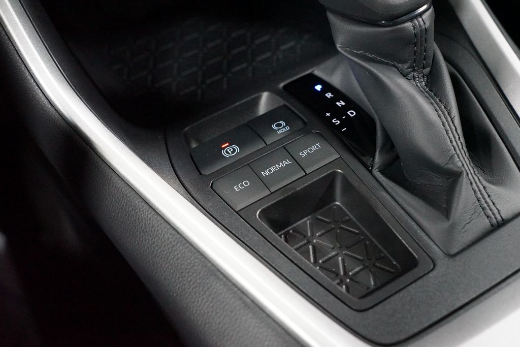 2025 Toyota RAV4 XLE 22