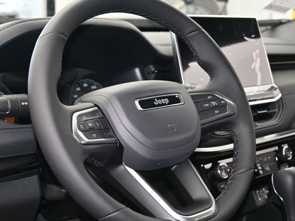 New 2026 Red Hot Pearlcoat Jeep Latitude image 13