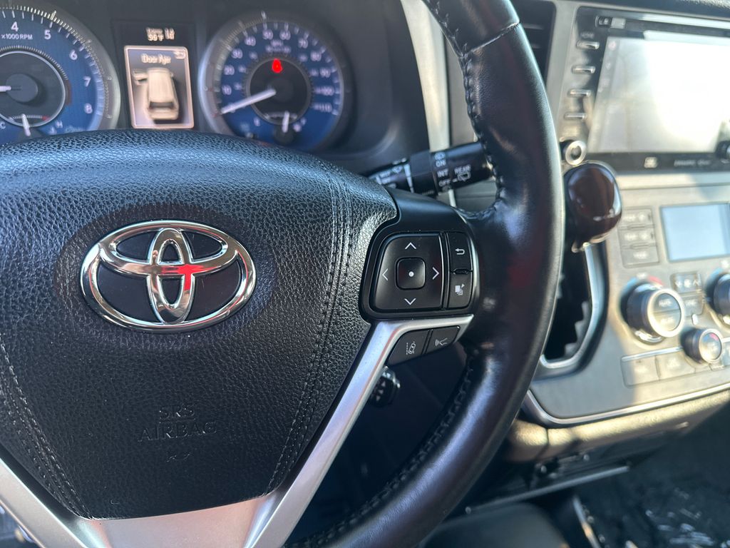 2018 Toyota Sienna SE Premium 15