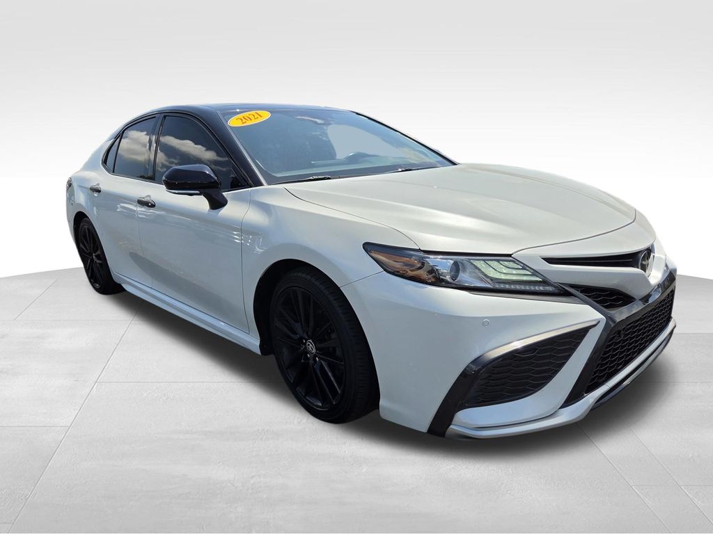 White (Wind Chill Pearl) 2021 Toyota Camry Sedan Front-Wheel Drive 8-Speed Automatic