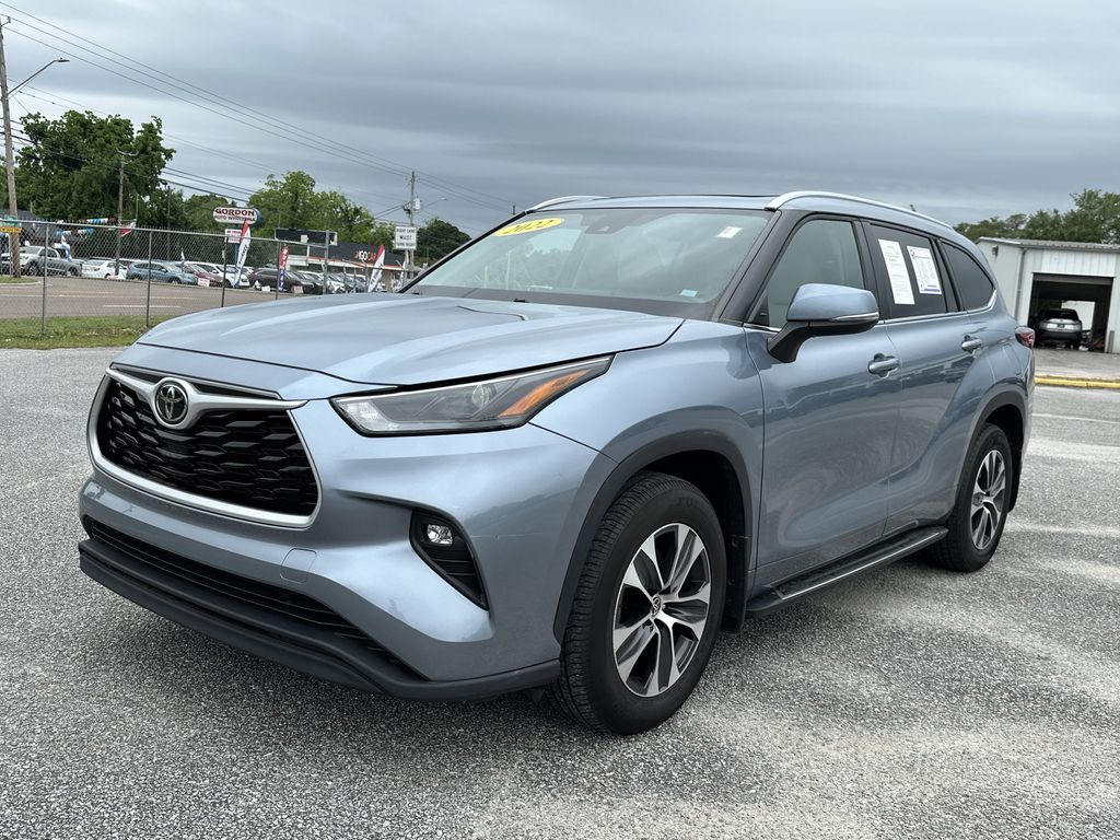 Moon Dust 2022 Toyota Highlander XLE FWD SUV / Crossover Front-Wheel Drive 8-Speed Automatic