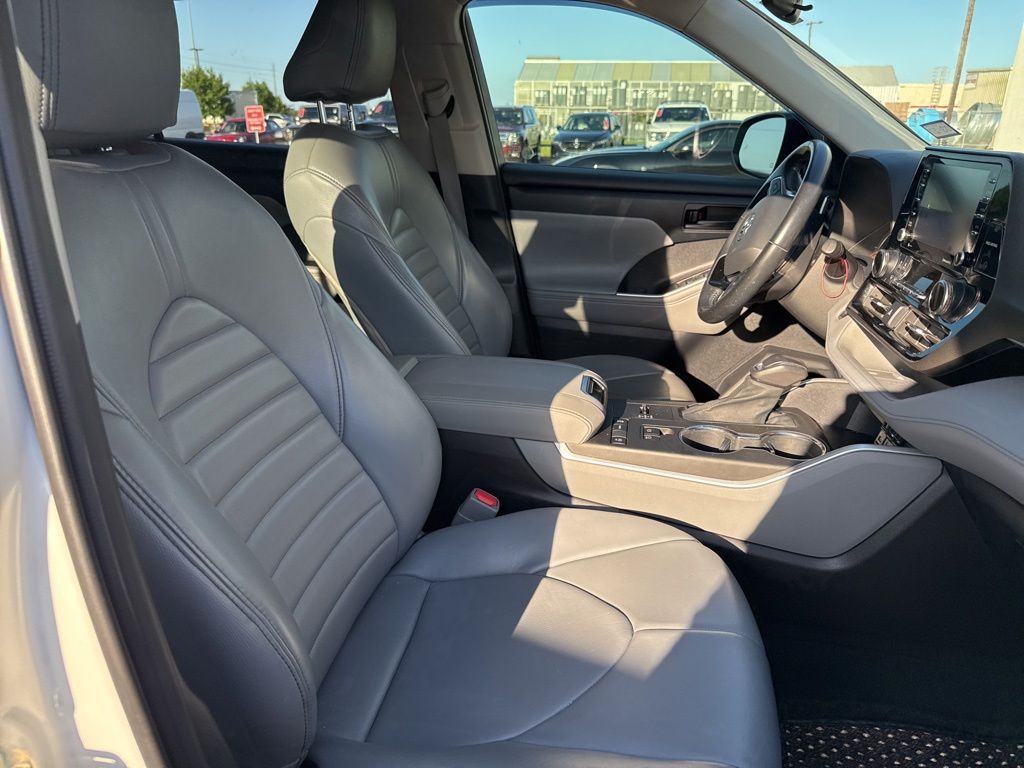 2021 Toyota Highlander LE White at Autostrade