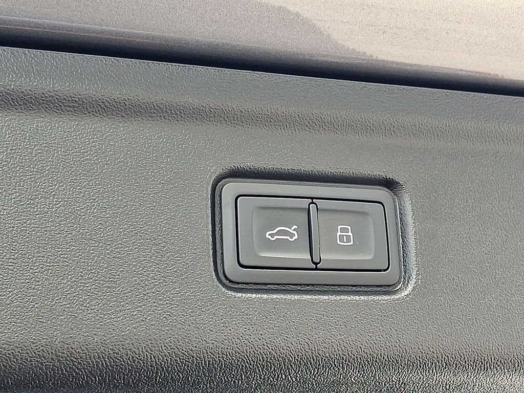 Thumbnail: 2025 Audi e-tron S - 29