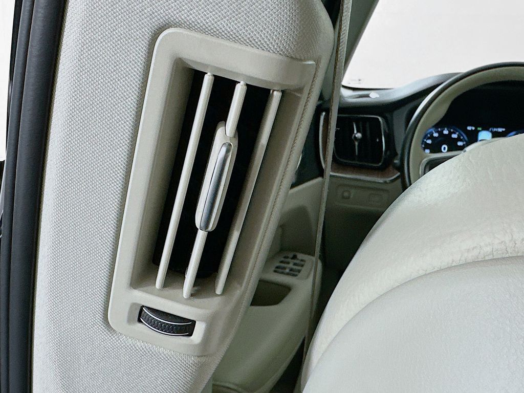 Thumbnail: 2021 Volvo XC60 - 25