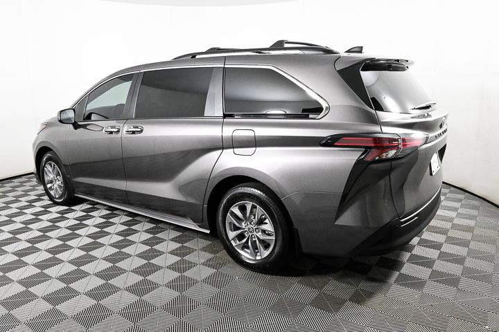 2022 Toyota Sienna XLE 31