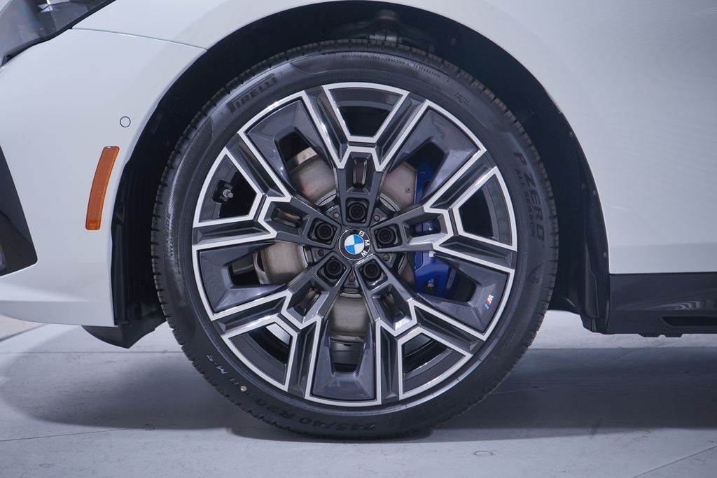 Thumbnail: 2026 BMW 5 Series - 2