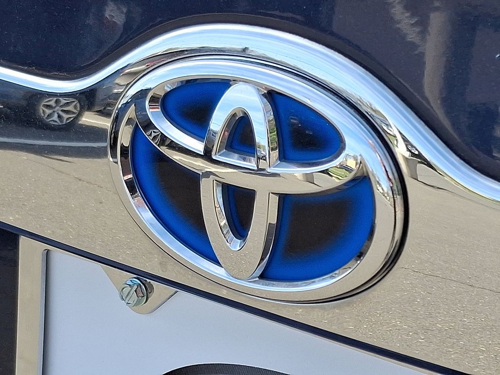 2014 Toyota Camry XLE 30