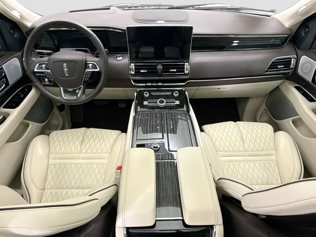 Thumbnail: 2023 Lincoln Navigator L - 16