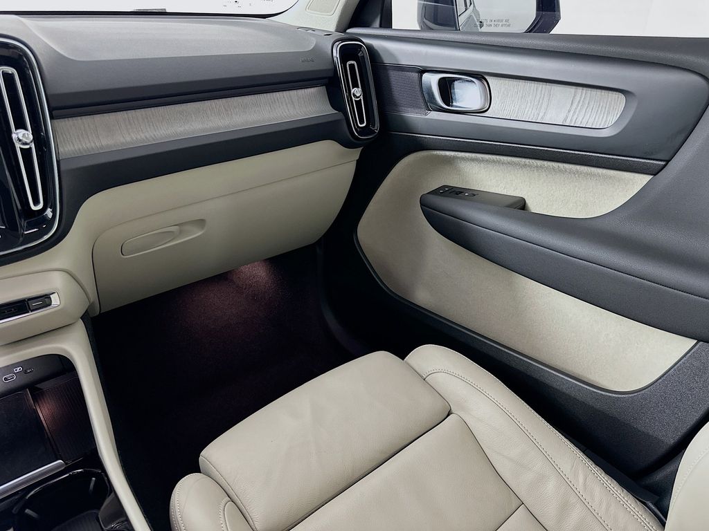 Thumbnail: 2023 Volvo XC40 - 23