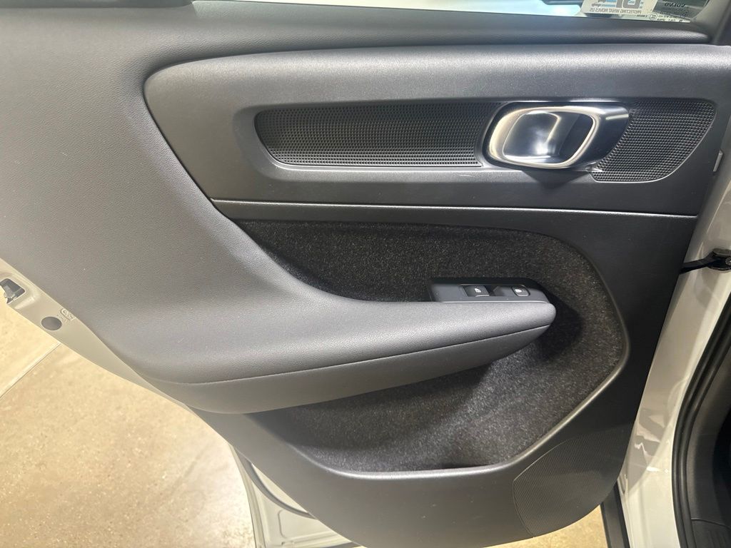 Used 2020 Silver Volvo Momentum image 19
