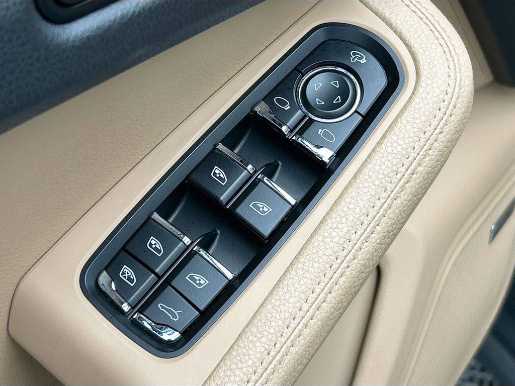 Thumbnail: 2020 Porsche Macan - 24