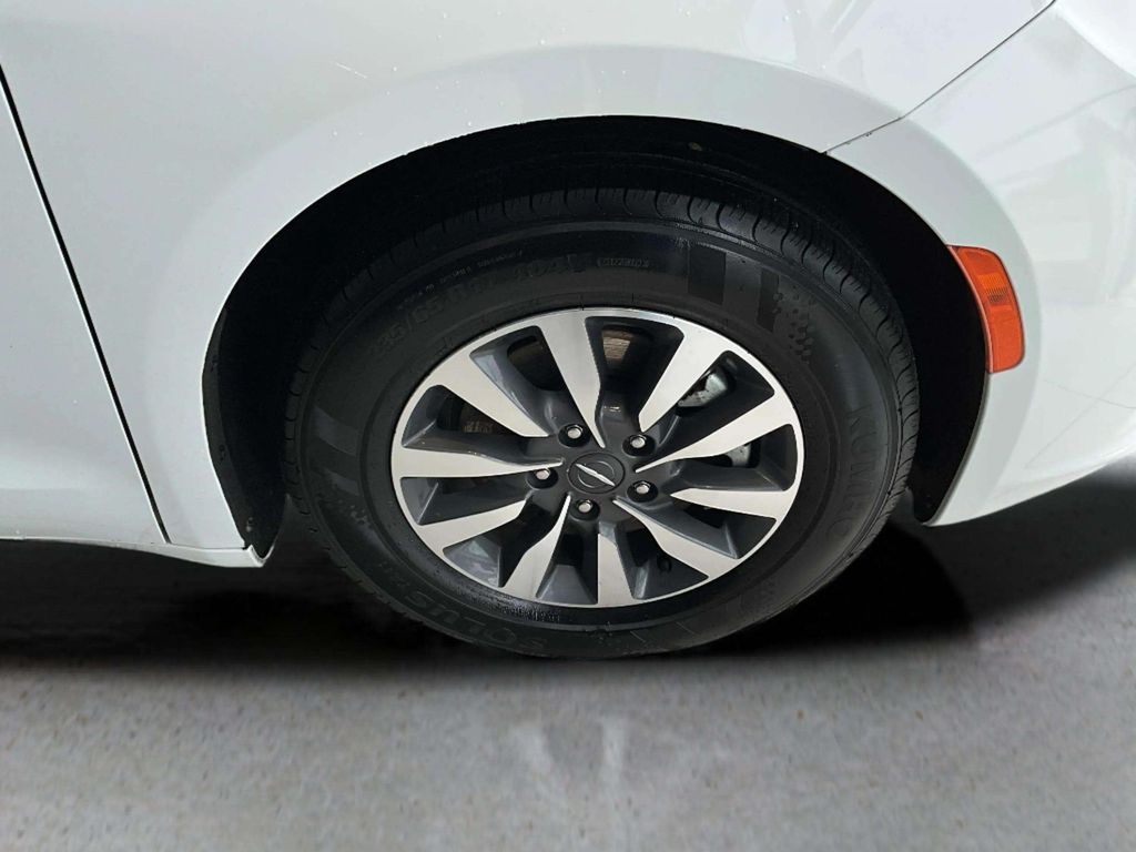 Certified Used 2024 Bright White Clearcoat Chrysler Select image 31