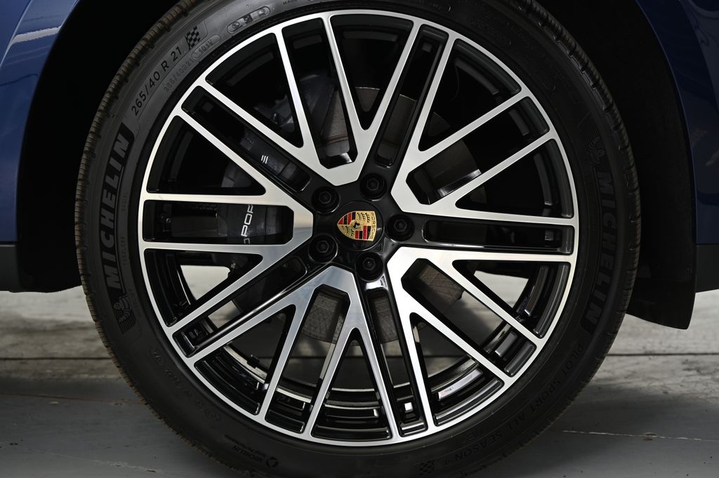 Thumbnail: 2025 Porsche Macan - 20