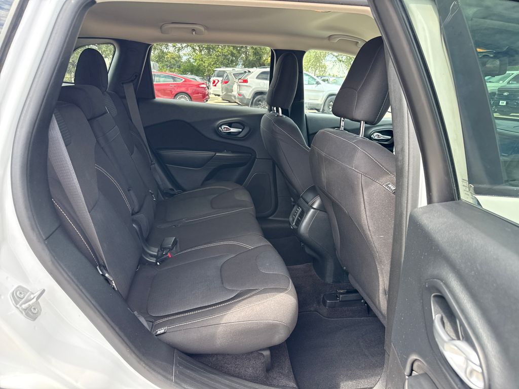 Used 2016 White Jeep Latitude image 24