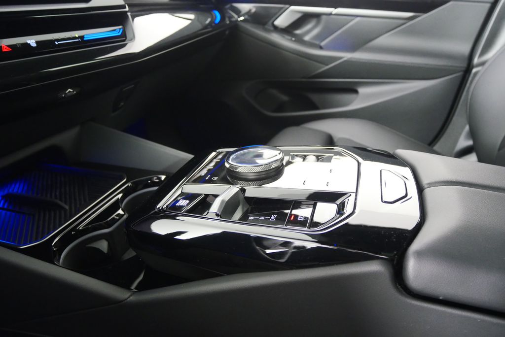Thumbnail: 2025 BMW 5 Series - 28