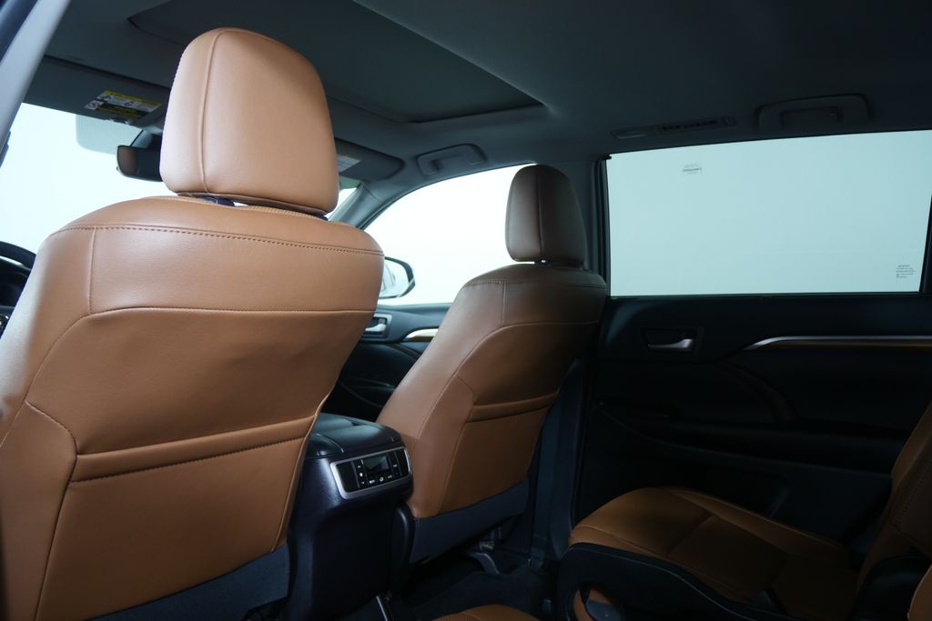 Thumbnail: 2019 Toyota Highlander - 19
