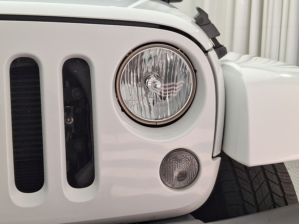 Thumbnail: 2015 Jeep Wrangler - 9