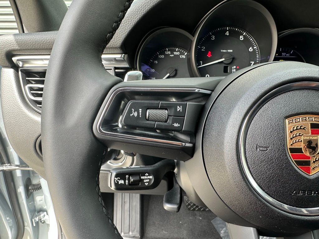 2025 Porsche Macan  19
