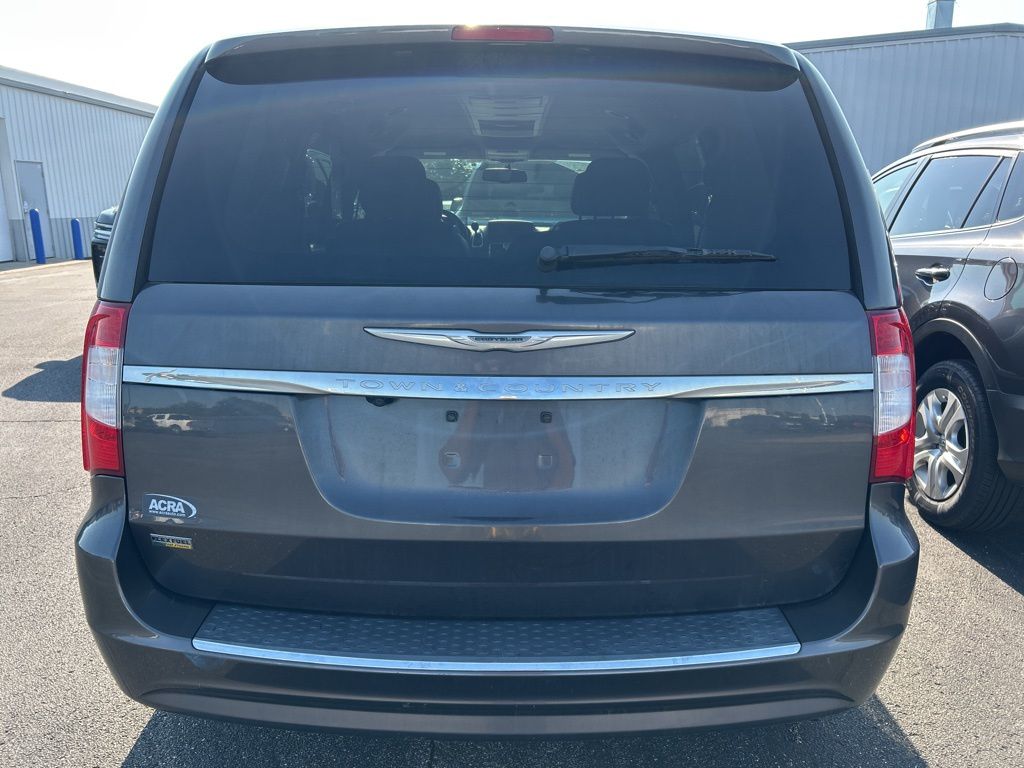 Thumbnail: 2016 Chrysler Town & Country - 5